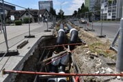 Potrubie povedie ponad prekrytý potok. Zakryjú ho záhonom kvetov.  