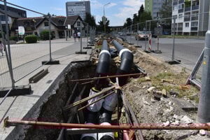 Potrubie povedie ponad prekrytý potok. Zakryjú ho záhonom kvetov.  