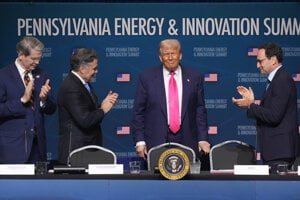Donald Trump počas inauguračného samitu Pennsylvania Energy and Innovation Summit na Carnegie Mellon University v Pensylvánii.