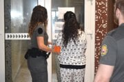 Valéria v utorok na košickom mestskom súde. Justičná stráž ju odvádza späť do väzby.