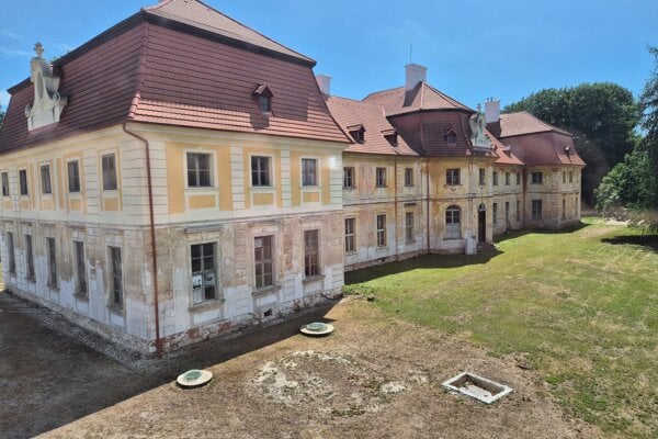 Hlavná budova chtelnického kaštieľa stále čaká na rekonštrukciu.