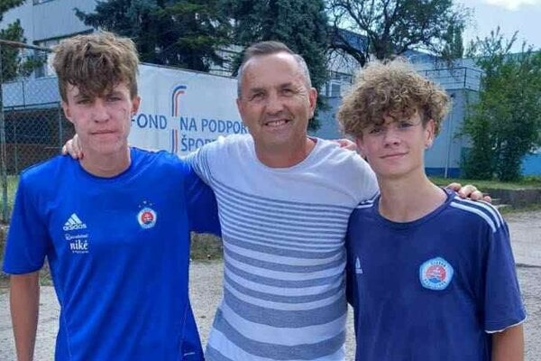 Oliver Macko (vľavo) a Matúš Bezák s Dušanom Tittelom. Mieri táto dvojica do Slovana?   Foto: (FC Topoľčany)