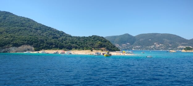 Plavba okolo pobrežia medzi letoviskami Tsilivi a Laganas (zdroj: dovolenka.sme.sk)