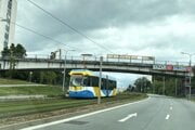 Na moste sa objavili stavebné mechanizmy.