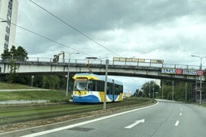 Na moste sa objavili stavebné mechanizmy.