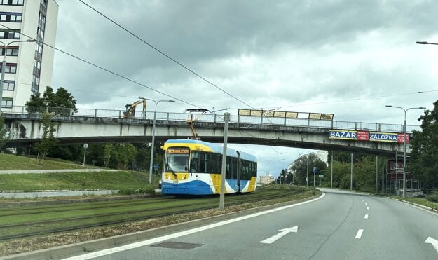 Na moste sa objavili stavebné mechanizmy. (zdroj: Korzár/Katarína Gécziová)