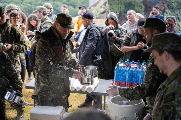 Prezident Pellegrini čaká na vydávanie obeda. (zdroj: SME - Marko Erd)