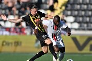 Na snímke sprava Cedric Badolo (Trnava) a Amor Layounin (Häcken) bojujú o loptu počas odvetného zápasu 1. predkola Európskej ligy vo futbale BK Häcken - FC Spartak Trnava
