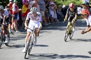 Tadej Pogačar útočí v súboji s Jonasom Vingegaardom v 12. etape Tour de France 2025.