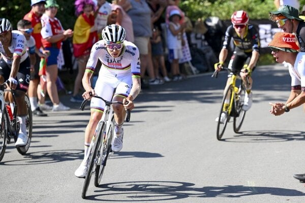 Tadej Pogačar útočí v súboji s Jonasom Vingegaardom v 12. etape Tour de France 2025.