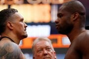 Oleksandr Usyk a Daniel Dubois počas váženia.