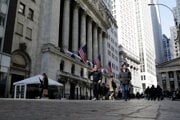 Ľudia prechádzajú popred budovu newyorskej burzy.