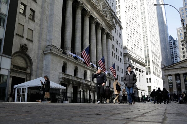 Ľudia prechádzajú popred budovu newyorskej burzy.