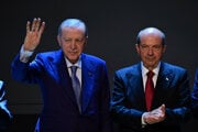Turecký prezident Recep Tayyip Erdogan spolu s lídrom Severocyperskej tureckej republiky Ersinom Tatarom.