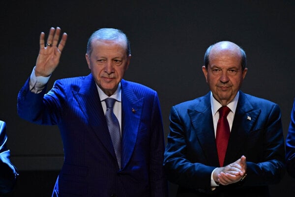 Turecký prezident Recep Tayyip Erdogan spolu s lídrom Severocyperskej tureckej republiky Ersinom Tatarom.