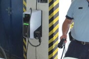 Nabíjačka na elektrombil v garáži mestskej polície.