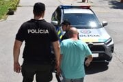 Polícia odvádza Michala zo súdu do väznice.