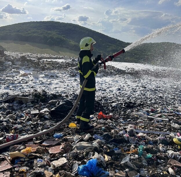 Pri požiari zasahovali dobrovoľní aj štátni hasiči. (zdroj: FB - DHZ Nitrica)