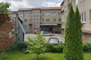 Dvor s parkovacími miestami za budovou obvodného oddelenia polície v Sabinove.
