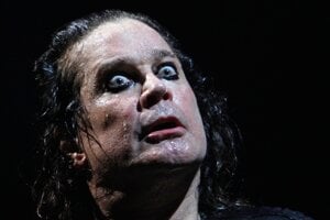 Na archívnej snímke zo 16. marca 2011 britský spevák Ozzy Osbourne počas koncertu v Buenos Aires.