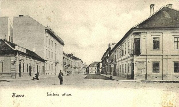 Pohľad na Pivovarskú, dnes Poštovú ulicu. V druhej budove vpravo sídlila stará pošta. (zdroj: knižničný fond VKJB)
