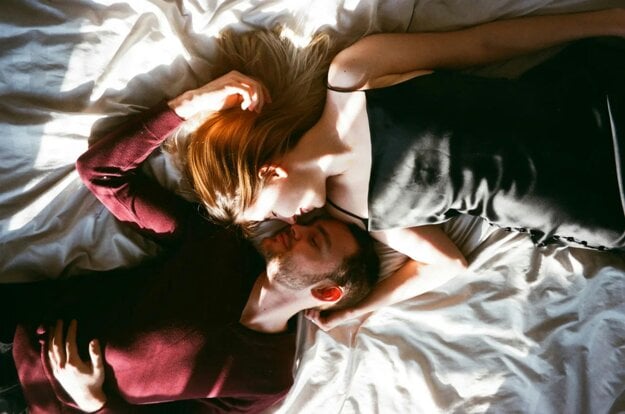Mladí sa o sexe stále učia viac na internete než v škole či doma. (zdroj: Pexels/anait film)