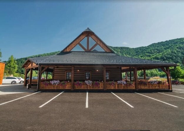 Koliba sa nachádza na zjazde R1 do Banskej Štiavnice.  (zdroj: Google/Koliba Štiavnická Anča)