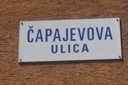 Čapajevova ulica ostáva.