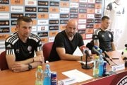 zľava hlavný tréner Štefan Markulík, generálny manažér FK ŽP Miroslav Poliaček a kapitán mužstva Samuel Štefánik pred štartom novej sezóny