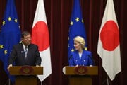 Ursula von der Leyen a japonský premiér Šigeru Išiba v Tokiu. 