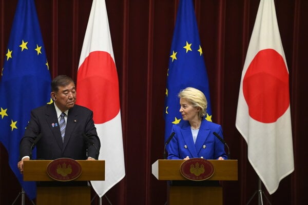 Ursula von der Leyen a japonský premiér Šigeru Išiba v Tokiu. 