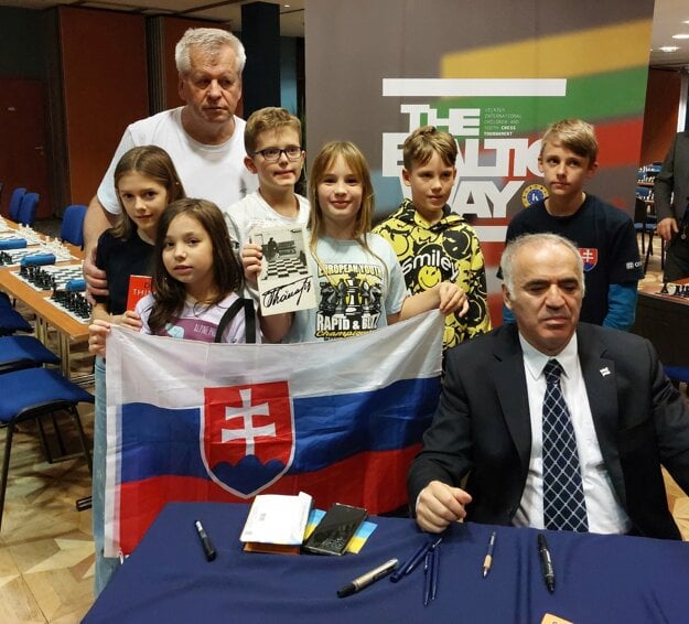 Moment, na ktorý Timea (prvá zľava) nezabudne – stretnutie s G. Kasparovom. (zdroj: archív T. Laurincovej)