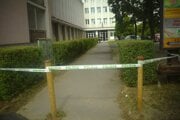 V sídle prešovskej prokuratúry namieril príslušník justičnej stráže proti sebe zbraň.