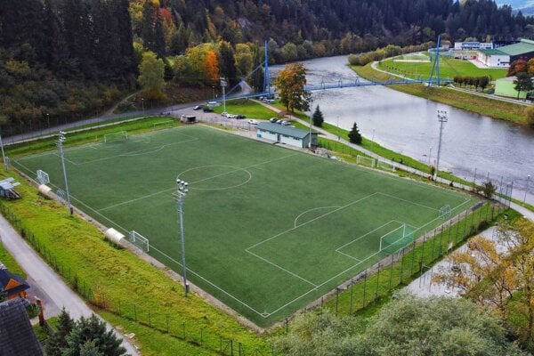 V roku 2008 mesto pozemky v centre, na ktorých je vybudované ihrisko, predalo, neskôr kúpilo za rovnakú cenu späť.