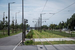 Zastávka Lúčanka a križovatka s cestou Betliarska.