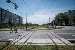 Zastávka Lúčanka a križovatka s cestou Betliarska.