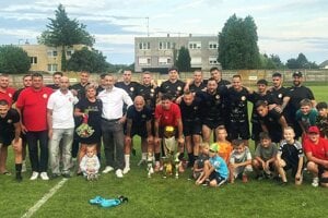 Futbalisti OFK Žihárec, víťazi Memoriálu Vincenta Ambrusa. 