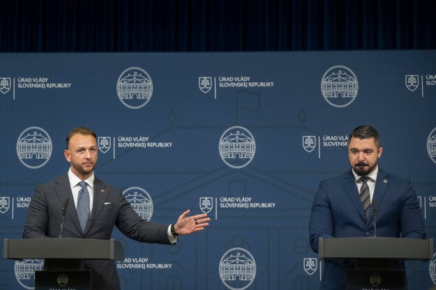 Minister vnútra Matúš Šutaj Eštok a šéf SIS Pavol Gašpar hovorili o útoku na ropovod Družba. (zdroj: TASR)