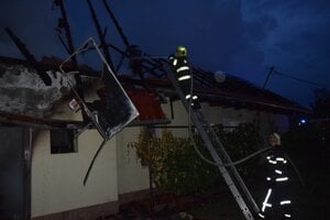 Požiar v obci Hnojné.