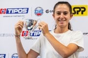 Mia Pohánková na tlačovej konferencii pózuje s trofejou za víťazstvo v dvojhre junioriek vo Wimbledone 2025.