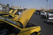 Taxikári v Teheráne majú otvorené kapoty počas vlny horúčav.
