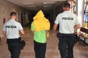 Jána odvádza polícia zo súdu do väzby vo väznici na Floriánskej ulici.
