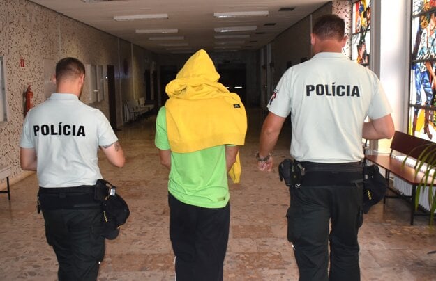 Jána odvádza polícia zo súdu do väzby vo väznici na Floriánskej ulici. (zdroj: Korzár/Róbert Bejda)