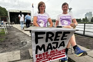 Nebinárnu osobu držia v maďarskom väzení. Jej otec ide na protest z Nemecka pešo