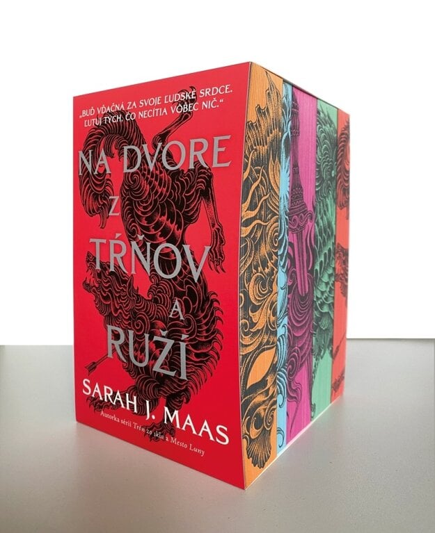 Na dvore z tŕňov a ruží, známa aj ako ACOTAR, je jedna z najpopulárnejších romantasy sérií súčasnosti. (zdroj: Knihcentrum)
