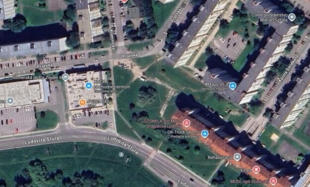 Plocha, na ktorej má stavba vyrásť, je situovaná medzi panelákmi a obchodným centrom. (zdroj: googlemaps.com)