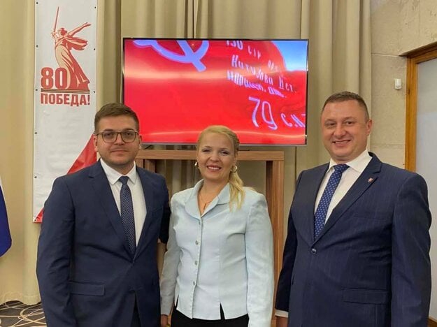 Začiatkom mája sa Dávid Šípoš (napravo) zúčastnil na slávnostnej recepcii na ruskej ambasáde vo vládnom hoteli Bôrik. Na fotografii je so štátnym tajomníkom ministerstva obrany Igorom Melicherom a poslankyňou Smeru Zuzanou Plevíkovou. (zdroj: Zuzana Plevíková)