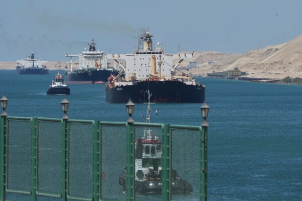 Suezský prieplav je dôležitou súčasťou egyptskej ekonomiky, do rozpočtu z neho priteču každoročne miliardy dolárov.