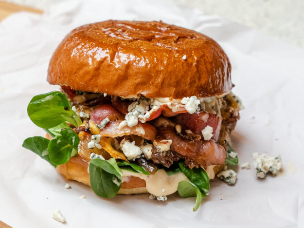 Burger s kombináciou figovej majonézy, slaninky, modrého syru a karamelizovanej cibule.  (zdroj: Instagram/FattyPattySmashBurgers)