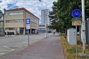 Začiatok cyklochodníka pri starej Neografii na konci pešej zóny.